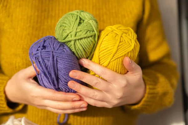 Шерстяная Пряжа Желтого Фиолетового Зеленого Цвета Knitting Hobby Skeins Yarn — стоковое фото