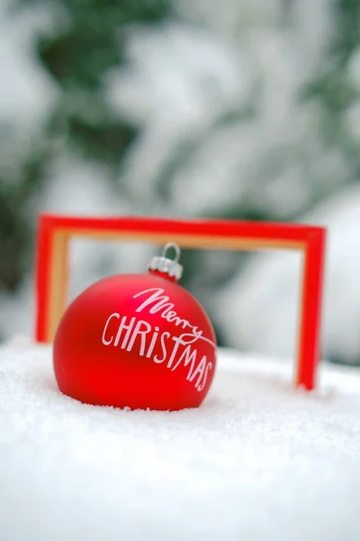 圣诞节快乐 红色圣诞装饰球在雪地里的雪地里 在冬季的雪地里 假日主题墙纸 寒假寒假寒假和假期 — 图库照片