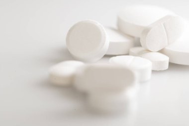 Beyaz arka planda haplar. İlaçlar ve hazırlıklar. Sağlık ve Tedavi Konsepti. Hastalık ve tedavi sembolü