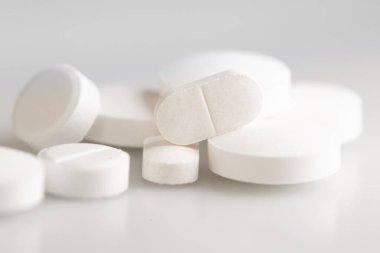 İlaçlar ve hazırlıklar. Beyaz arka planda beyaz haplar. Sağlık ve Tedavi Konsepti. Hastalık ve tedavi sembolü.