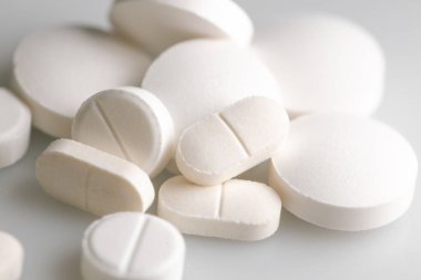  Sağlık ve tedavi konsepti. Beyaz haplar beyaz bir zemin hazırlıyor. İlaçlar ve hazırlıklar. Hastalık ve tedavi sembolü.