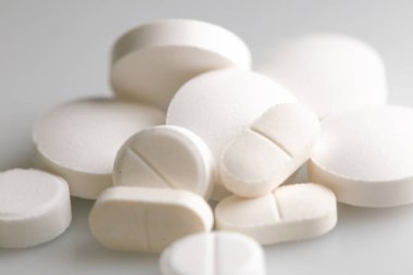 Beyaz arka planda haplar. İlaçlar ve hazırlıklar. Sağlık ve Tedavi kavramı.