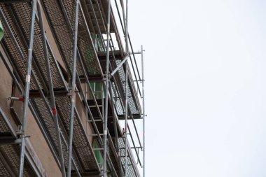 İskele, yakın çekim dokusu. Hazırlık binası işi. Ev inşaatı, inşaat malzemeleri ve bir evi tamir etme süreci. Evin inşaatı ve onarımı.