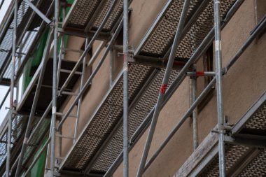 Evin inşaatı ve onarımı. İskeleye yakın dokusu var. Hazırlık binası işi. Ev yapımı. İnşaat malzemeleri ve ev onarımı.. 