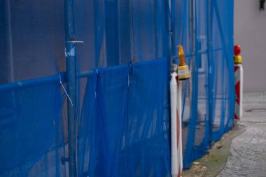 Bulutlu bir gökyüzüne karşı koruyucu bir şebeke oluşturuyorlar. İnşaat işi. Ev inşaatı, inşaat malzemeleri ve bir evi tamir etme süreci. Evin inşaatı ve onarımı.