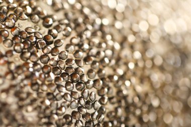 Duvar kağıdı metalik tozlu bej renkler. Metalik parlak dokular. Taneli dokular. Bronz tonlarda güzel arkaplan.. 