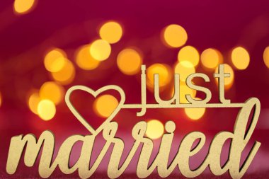 Parlak pembe bir zemin üzerine yazılmış bir evlilik sembolü. Aşk ve aile tatili.