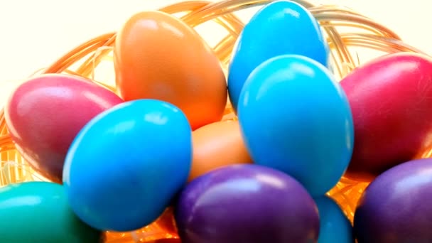 Wielkanoc Wielobarwne Malowane Jajka Bliska Wiklinowej Misce Białym Tle Wielkanoc — Wideo stockowe