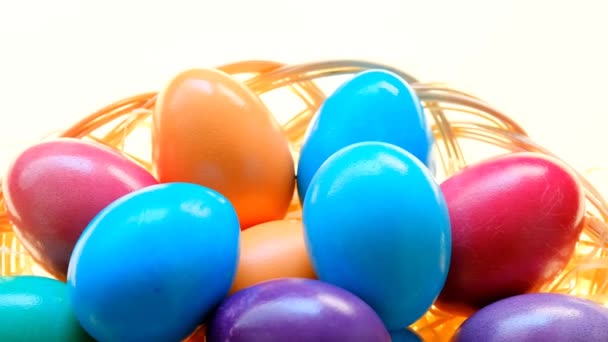 Wielkanoc Wielobarwne Malowane Jajka Bliska Wiklinowej Misce Białym Tle Wielkanoc — Wideo stockowe