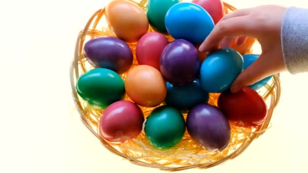 复活节彩蛋 手把一个鸡蛋放在一个涂有白色背景的篮子里 复活节食品 春天是宗教节日的象征 复活节传统 4K镜头 — 图库视频影像