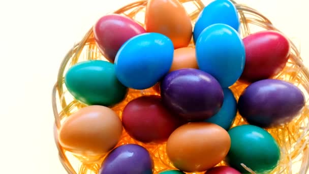 Пасхальные Яйца Плетеной Чаше Белом Фоне Высококачественные Кадры — стоковое видео