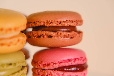 Çok renkli badem kurabiyesi arka planı. Makarna seti. Tatlılar ve tatlılar. Fransız hamur işleri hazır. - Tatlı hamur işleri.. 