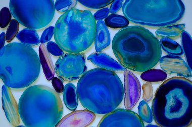  Kıvrımlı doku. Mavi ve yeşil doğal taşlardan oluşan bir set. Mavi ve yeşil tonlarda güzel taş arkaplan..