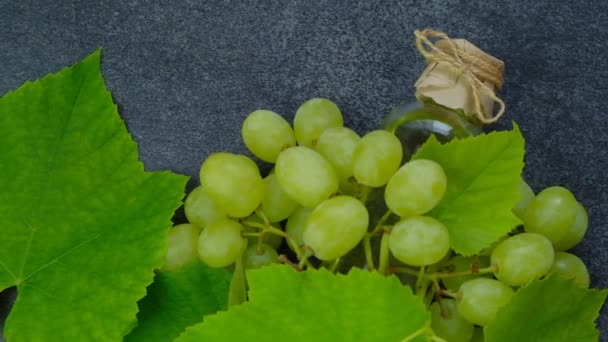 Olej Winogronowy Oleje Organiczne Zielone Winogrona Liśćmi Olejem Przezroczystej Butelce — Wideo stockowe