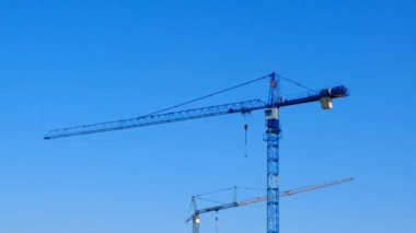 İnşaat vinçleri. İnşaat makineleri ve bina yapım aşamasında. 4k görüntü