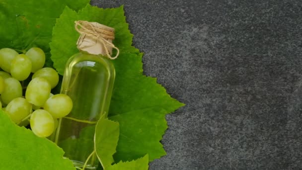 Grape Seed Oil Grapes Leaves Oil Transparent Bottle Black Slate — Vídeo de Stock