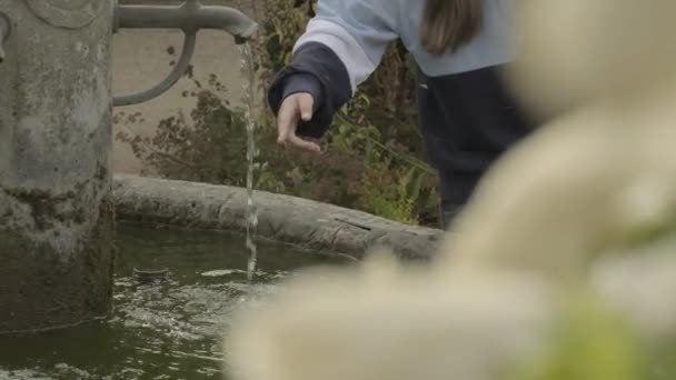 Brunnen Garten Eine Kinderhand Berührt Einen Wasserstrahl Einem Springbrunnen Zeitlupe — Stockvideo