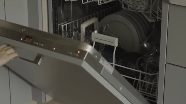 Lava Louças Com Pratos Limpos Mãos Abrir Máquina Lavar Louça — Vídeo de Stock