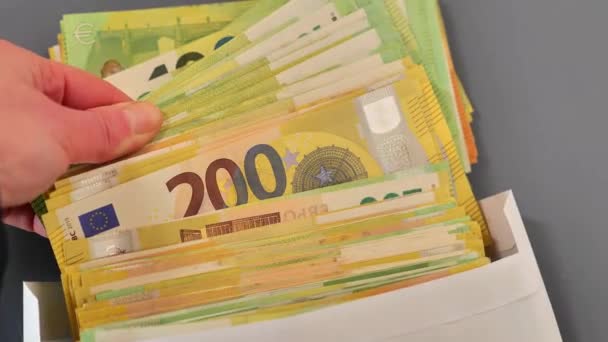 お金の再計算 封筒にユーロ紙幣の封筒にお金の封筒 ヨーロッパ諸国の費用と収入 4K映像 — ストック動画