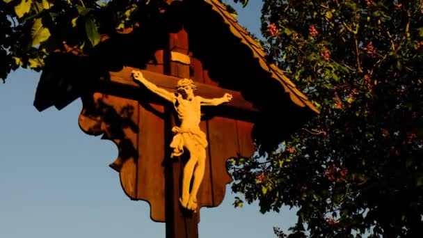 Jesus Kristus Korset Blommande Kastanjeträd Kristen Och Katolsk Trossymbol Religiös — Stockvideo
