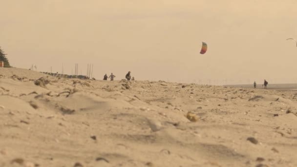 在白色沙滩上散步的风筝和人 在海滨放飞的风筝 海上娱乐和度假 夏天的心情 4K镜头 — 图库视频影像