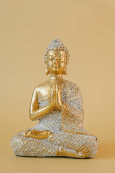 Meditação Símbolo Relaxamento Budismo Background Buddha Estátua Ouro Fundo Bege — Fotografia de Stock