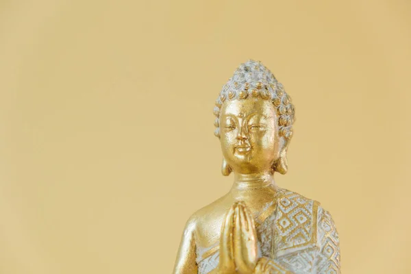 Estátua Ouro Buda Fundo Bege Bela Meditação Harmonia Fundo Cores — Fotografia de Stock