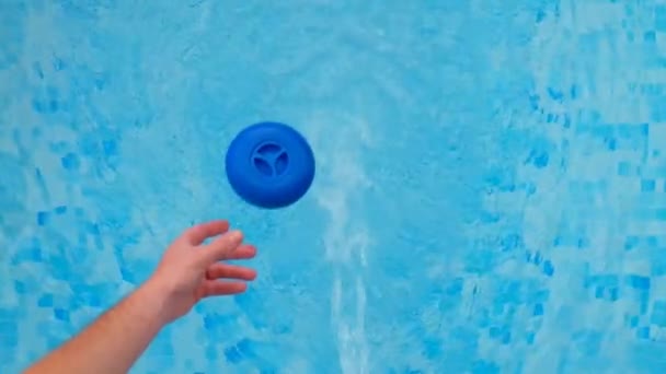 Zwembadfilter Hand Gooit Een Reinigingsfilter Blauw Water Van Het Zwembad — Stockvideo