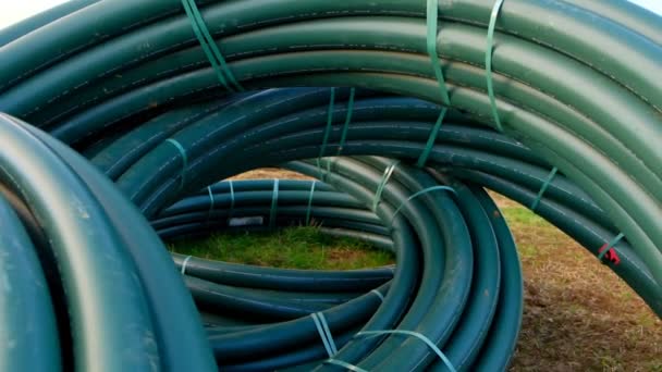 Vízvezetékek Készlet Vízvezeték Műanyag Hajlékony Csövek Tekercsben Vízvezeték Telepítés Csőfektetés — Stock videók