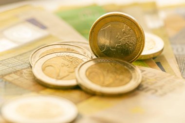  Euro fan ve sikkeleri finanse ediyor. AB para birimi. Avro banknotları ve avro paraları yakın plan..