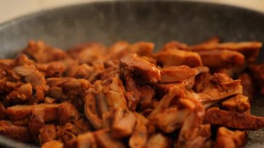 Soslu tavuk parçaları tavada kızartılıyor. Yavaş hareket. Köri soslu tavuk. 4k görüntü