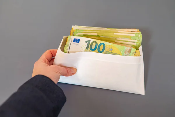 Eurosedlar Vit Behållare Med Grå Bakgrund Ekonomiskt Koncept Lön Kuvertet — Stockfoto