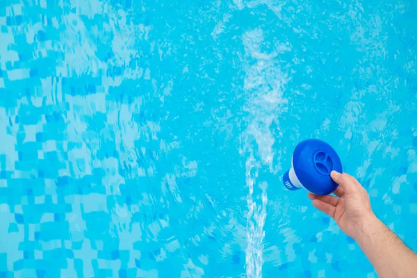 Pool Filter Blauwasserfilter Pool Wasserfilter Hand Wirft Einen Reinigungsfilter Mit — Stockfoto