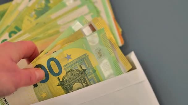 Euro Bills Pack Van Eurobiljetten Een Envelop Hand Sorteren Van — Stockvideo