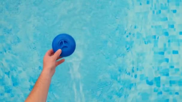 Pool Vatten Filtration Hand Kastar Ett Rengöringsfilter Med Klor Tabletter — Stockvideo