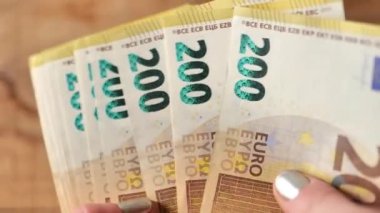 Para sayma. 200 euro banknot. Avro banknotları sayılıyor. Eller banknotları yeniden hesaplıyor. Düşük hareket. Yüksek kalite 4k görüntü