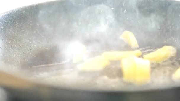 Картофельные Ломтики Попадают Сковородку Подсолнечным Маслом Крупным Пламенем — стоковое видео