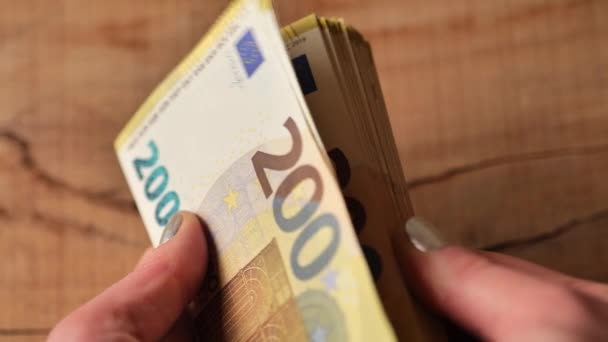 Billetes 200 Euros Contando Los Billetes Euros Manos Recalcular Los — Vídeo de stock
