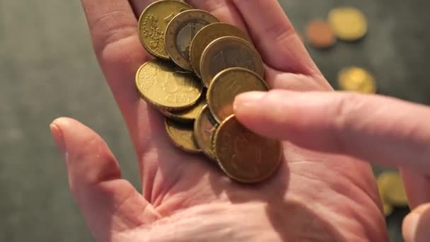 Hand Samlar Eurocenter Brist Pengar Euromynt Handen Otillräcklig Smålön Löner — Stockvideo
