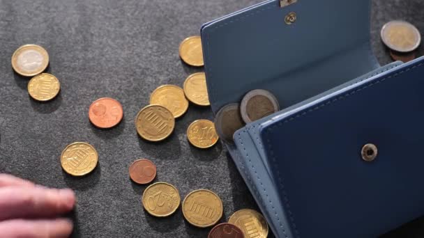 Coin Counting Hand Sammelt Eurocent Aus Einem Violetten Portemonnaie Mangel — Stockvideo