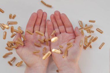 Guarana erkek kapsülleri beyaz bir arka plan üzerinde. Doğal Enerji Biostimülatörü. Uçan guarana kapsülleri. Doğal tonik. Alternatif ilaç ve homeopati..