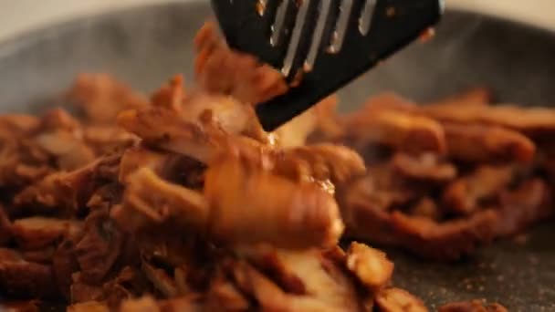 Csirke Curry Szósszal Füstölt Spatula Forgatja Darab Húst Felvétel — Stock videók