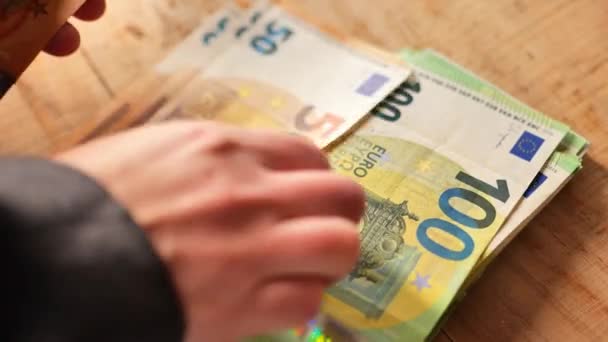 Contagem Notas Euro Mãos Recalcular Notas Pano Fundo Mesa Madeira — Vídeo de Stock