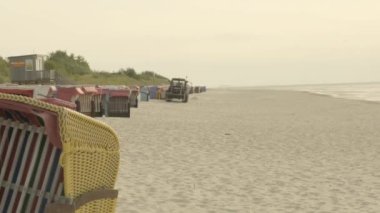 Sahil temizliği. Traktör kumsaldaki kumu eliyor. Sahil temizliği. 4k görüntü