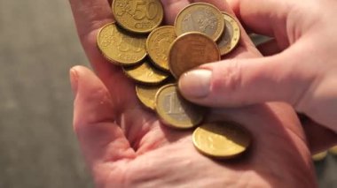 Para sayma. Parasızlık. El sayma paraları. Ağır çekim. Avrupa Birliği 'nde yetersiz maaş, alarmlar, emekli aylıkları ve yardımlar. Yüksek kalite 4k görüntü