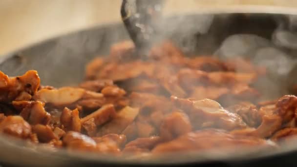 Csirke Curry Szósszal Füstölt Spatula Forgatja Darab Húst Kiváló Minőségű — Stock videók