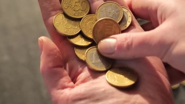 硬币计数 手算硬币慢动作在欧洲联盟 养恤金和福利不足 高质量的4K镜头 — 图库视频影像