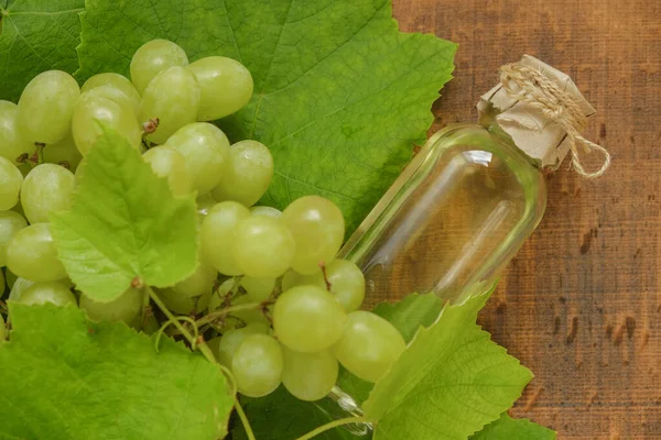 Druivenpitolie Fles Groene Druiven Basiscosmetische Olie Voor Massage Verzorging Van — Stockfoto