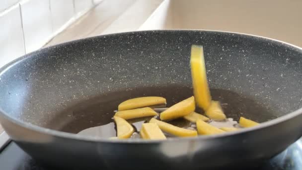 감자는 햇볕에 감자에서 증기를 프라이팬 떨어진다 고품질 — 비디오