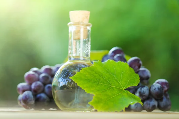 Aceite Uva Vinagre Botella Vidrio Racimos Uvas Con Hojas Verdes —  Fotos de Stock
